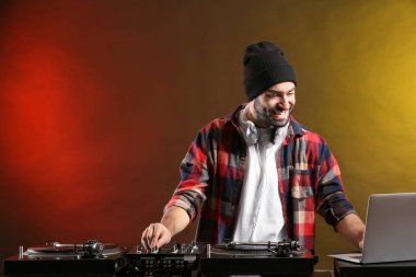 Kulüpte erkek DJ çalıyor.