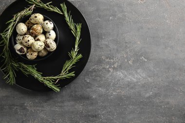 Taze bıldırcın yumurtası gri tablo ile plaka