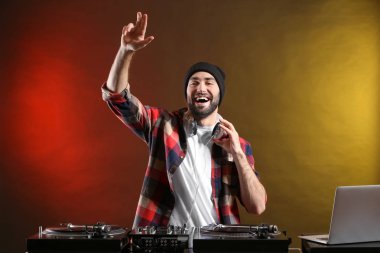 Kulüpte erkek DJ çalıyor.