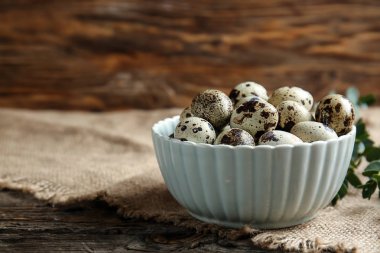 Bıldırcın yumurtası tablo ile kase