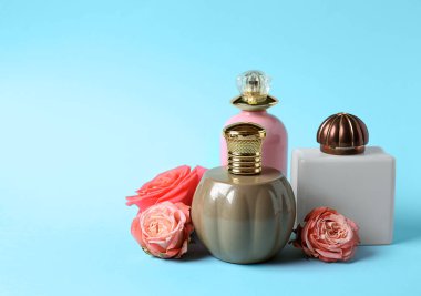 Şişe parfüm ve çiçek renk arka plan üzerinde