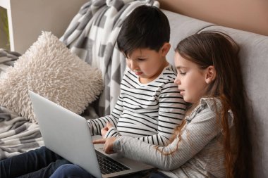 Evde çizgi film izlerken laptop küçük sevimli çocukla