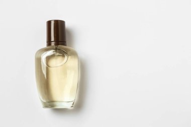 Beyaz arka planda bir şişe parfüm.