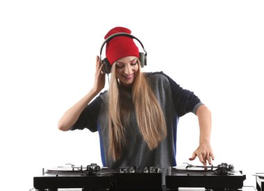 Kadın Dj beyaz arka planda müzik çalma