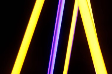 Koyu arka plan üzerinde renkli neon lambalar