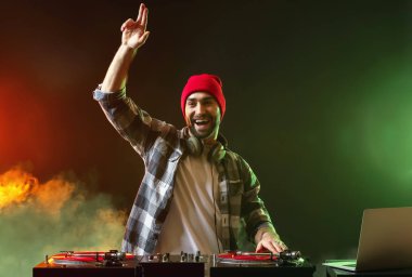 Kulüpte erkek DJ çalıyor.