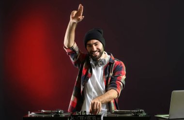 Kulüpte erkek DJ çalıyor.