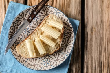 Tereyağlı ekmek parçası plaka üzerinde bukleler