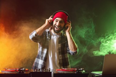 Kulüpte erkek DJ çalıyor.