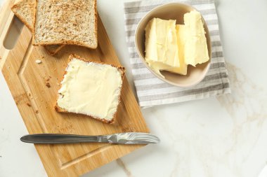 Lezzetli tost ve tablo üzerine tereyağı ile kompozisyon