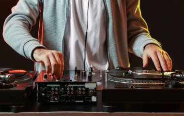 Kulüpte erkek DJ çalıyor.