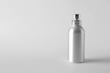 Beyaz arka planda bir şişe parfüm.