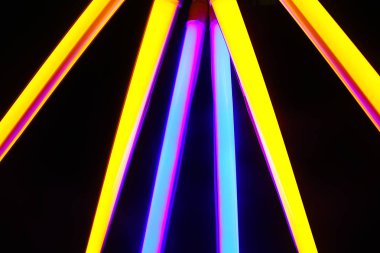 Koyu arka plan üzerinde renkli neon lambalar