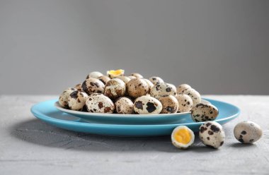 Masaya plaka ile bıldırcın haşlanmış yumurta