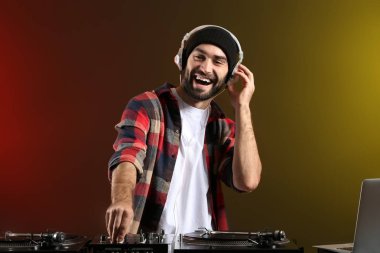 Kulüpte erkek DJ çalıyor.