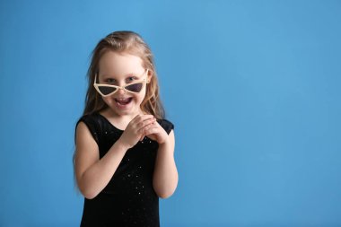 Renk arka plan üzerinde şık küçük kız