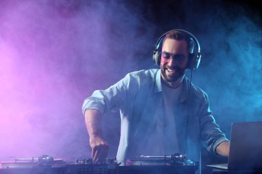 Kulüpte erkek DJ çalıyor.