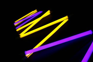 Koyu arka plan üzerinde parlak neon lambalar