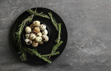 Taze bıldırcın yumurtası gri tablo ile plaka