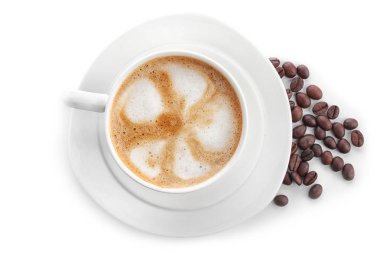 Beyaz arka planda bir fincan sıcak kahve.