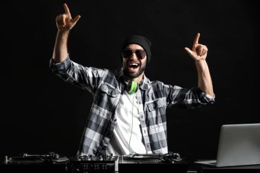 Erkek Dj karanlık arka planda müzik çalma