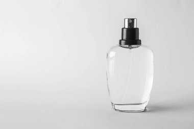 Beyaz arka planda bir şişe parfüm.