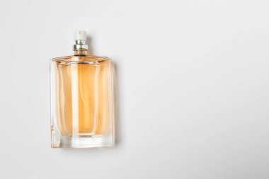 Beyaz arka planda bir şişe parfüm.