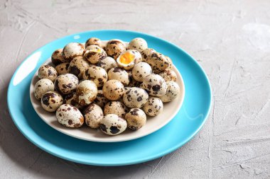 Masaya plaka ile bıldırcın haşlanmış yumurta