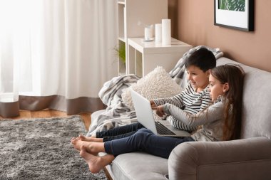 Evde çizgi film izlerken laptop küçük sevimli çocukla