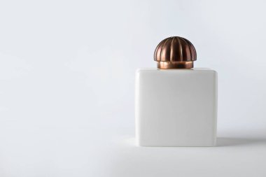 Beyaz arka planda bir şişe parfüm.