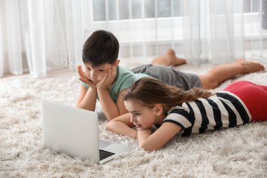 Evde çizgi film izlerken laptop küçük sevimli çocukla