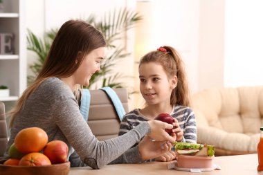 Anne okul yemeği evde küçük kızı için ambalaj