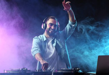 Kulüpte erkek DJ çalıyor.
