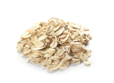 Beyaz arkaplanda bir yığın çiğ yulaf ezmesi