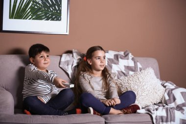 Sevimli küçük çocuk çizgi film TV akşam geç izlerken