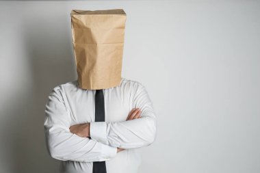 Açık renkli karşı kafasına kese kağıdı ile işadamı