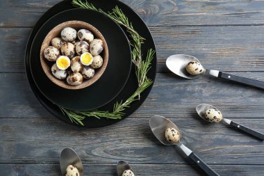 Masaya kompozisyon ile bıldırcın haşlanmış yumurta