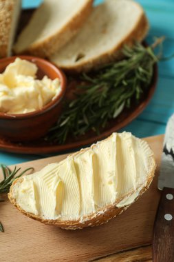 Lezzetli parça tablo tereyağlı ekmek