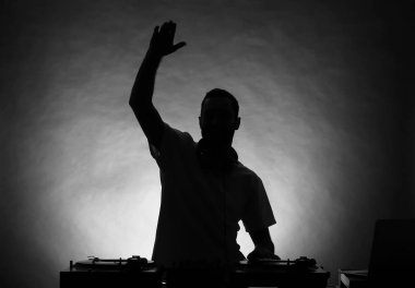 Erkek Dj gri arka plan üzerinde müzik silüeti
