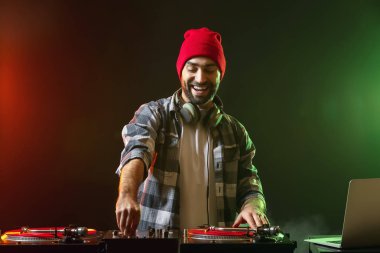 Kulüpte erkek DJ çalıyor.