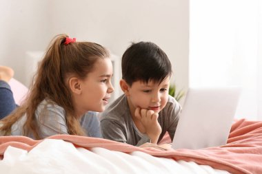 Evde çizgi film izlerken laptop küçük sevimli çocukla