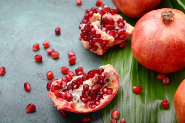 Renk arka plan üzerinde olgun nar