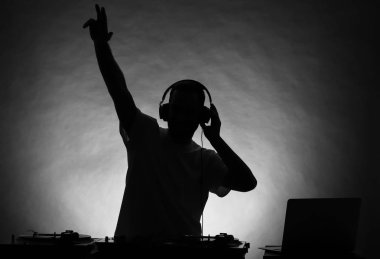 Erkek Dj gri arka plan üzerinde müzik silüeti