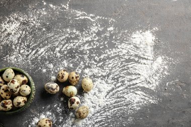 Taze Bıldırcın yumurta ve un gri masada