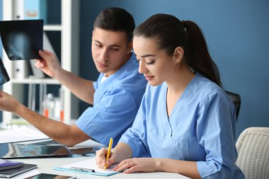 Genç doktor X-Ray görüntü kliniğinde eğitim