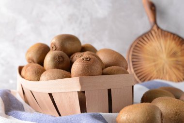 Masada lezzetli olgun kivi ile kutu