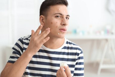 Genç adam için sivilce çare ev kullanarak portresi