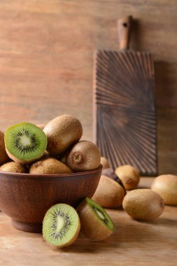 Masada lezzetli kivi ile kase