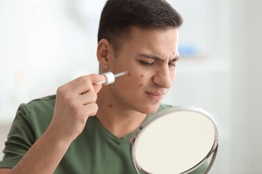 Genç adam için sivilce çare ev kullanarak portresi