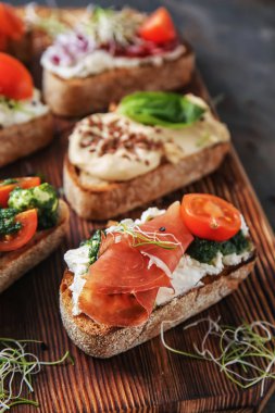 Ahşap tahta üzerinde taze lezzetli bruschettas